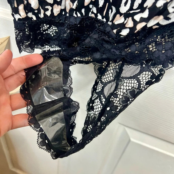 Free People Women's Bare It All Black Animal Print Bodysuit Size M Lace NEW - Picture 10 of 12